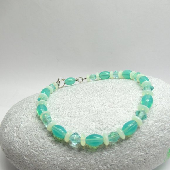 Uranium glass bead bracelet - Picture 14 of 16